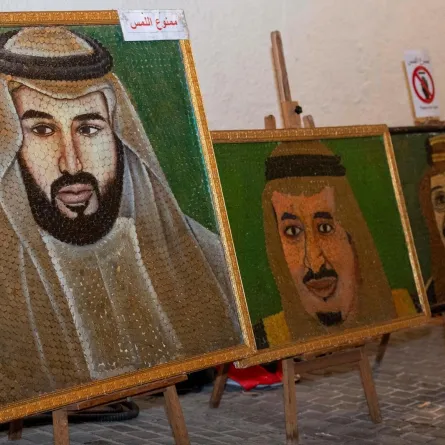 الرسم بالعملات يجذب زوار جدة التاريخية - الصورة من واس