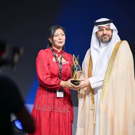 الرئيس التنفيذي لهيئة الأفلام عبدالله بن ناصر القحطاني والمخرجة العمانية مزنة المسافر- تصوير بشير صالح