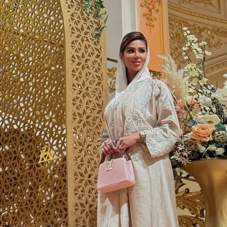  المؤثرة منى النعمان بعباية كريمية- الصورة من حسابها على انستغرام 