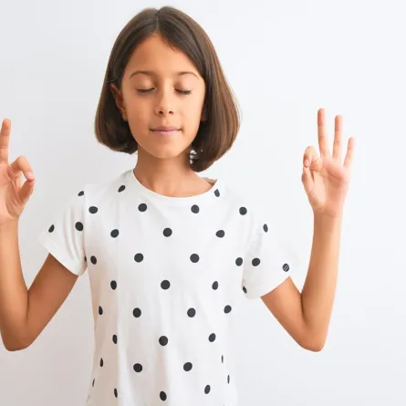 صورة لطفلة تمارس اليوجا