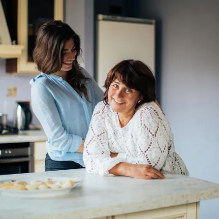 حماة تبدو سعيدة من زوجة ابنها وهما تقفان معاً بالمطبخ تعدان معاً أحد الأصناف