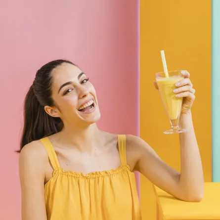 صورة لامرأة تحمل كوباً من العصير