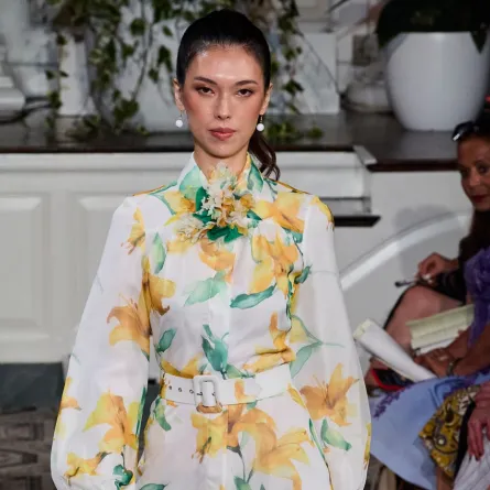 فستان من ماركة Dennis Basso - الصورة من Launchmetrics/Spotlight ©