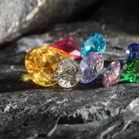 أحجار الياقوت الملونة على صخرة 