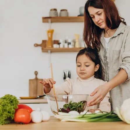 صورة لأم مع طفلتها في المطبخ 