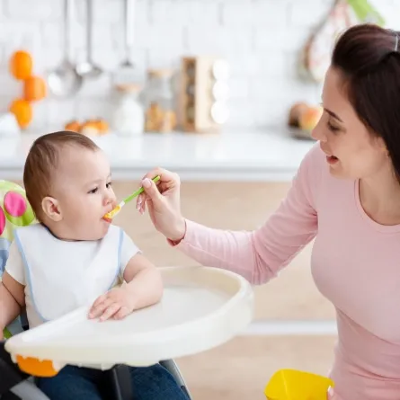 صورة لأم تطعم طفلها الرضيع 