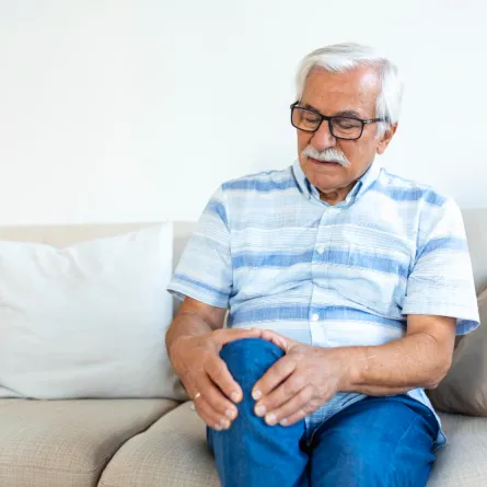 رجل مصاب بالنقرس 