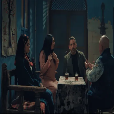 أمير كرارة مع ميرنا جميل ورحاب الجمل ومحمد لطفى فى مشهد من بيت الرفاعى