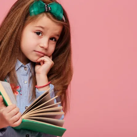 صورة لطفلة تعيش الخيال مع الكتاب