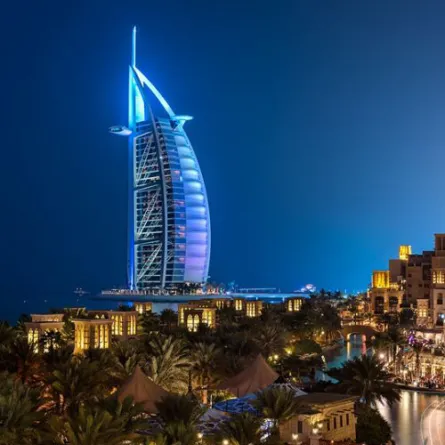 إضاءة برج العرب باللون الأزرق بمناسبة اليوم العالمي للتوعية بالتوحد. الصورة من مكتب دبي الإعلامي