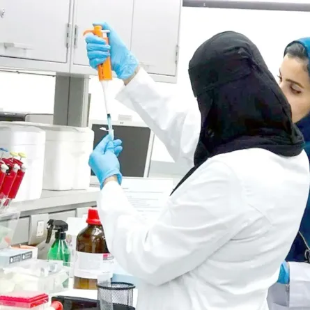 خلال عمل أبحاث علمية في السعودية- الصورة من واس 