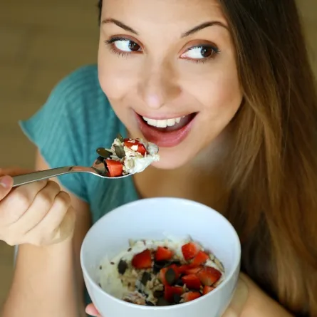 صورة لحامل تتناول وجبة خفيفة