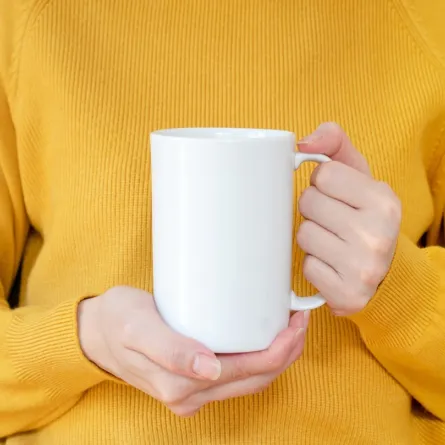 صورة لامرأة تحمل كوباً