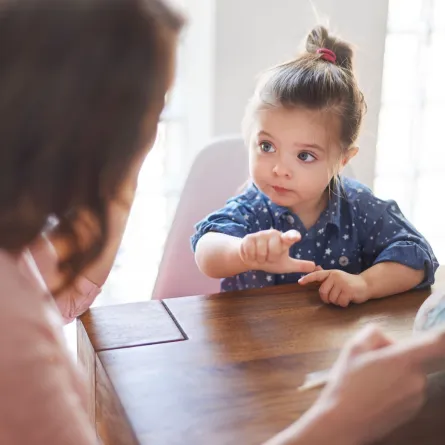 صورة لأم وطفلتها