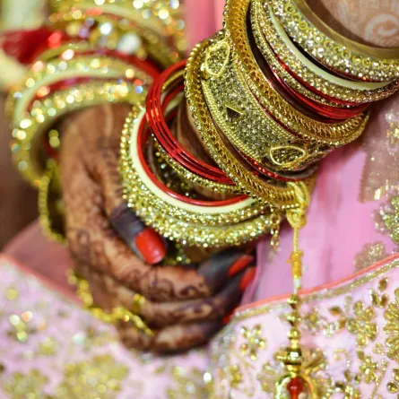 تفسير حلم أساور الذهب في المنام للمتزوجة 