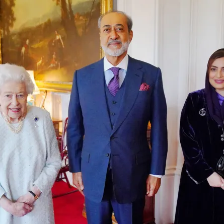 عهد بنت عبدالله مع زوجها السلطان هيثم بن طارق والملكة الراحلة إليزابيث الثانية Queen Elizabeth II with  Sultan Haitham bin Tariq and his wife, Sayyida Ahad Bint Abdullah في بريطانيا عام 2021 (مصدر الصورة: Jonathan Brady / POOL / AFP) 