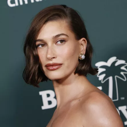 هايلي بيبر Hailey Bieber في حفل Baby2Baby (مصدر الصورة: Michael Tran / AFP)