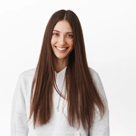 خلطة الزيوت الطبيعية فعالة لتنعيم وفرد الشعر- (مصدر الصورة: موقع freepik)