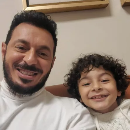 مصطفى شعبان والطفل جان رامز - الصورة من حساب جان رامز على الفيس بوك