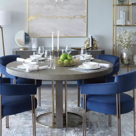 غرفة طعام تبرز فيها لمسات من الكروم 