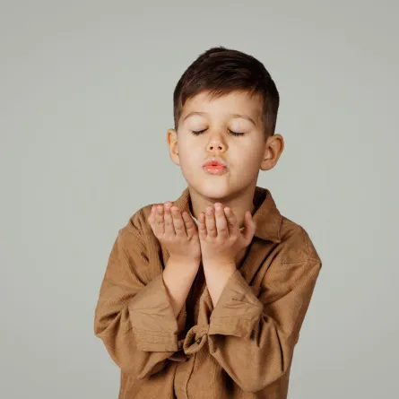 صورة طفل يدعو