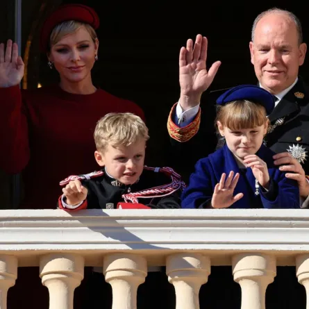 الأميرة شارلين والأمير ألبرت الثاني والأمير جاك والأميرة غابرييلا في موناكو (Princess Charlene, Prince Albert II, Prince Jacques and Princess Gabriella in Monaco). مصدر الصورة: Valery HACHE / AFP