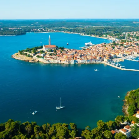 روفينج تقع على الساحل الغربي لإستريا 