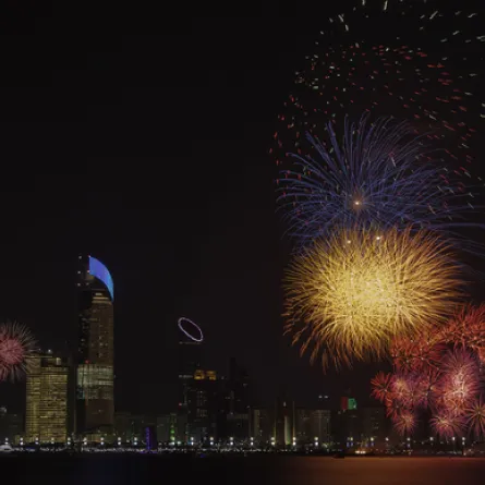 عروض الألعاب النارية في إمارة أبوظبي. الصورة من مكتب أبوظبي الإعلامي