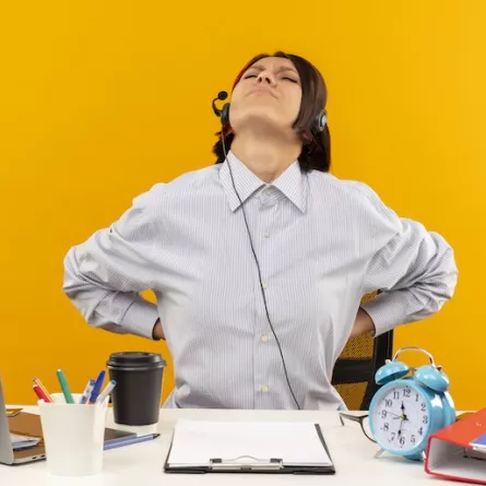 يعاني الكثيرون من أوجاع الظهر أثناء الجلوس على المكتب- (مصدر الصورة: موقع freepik)