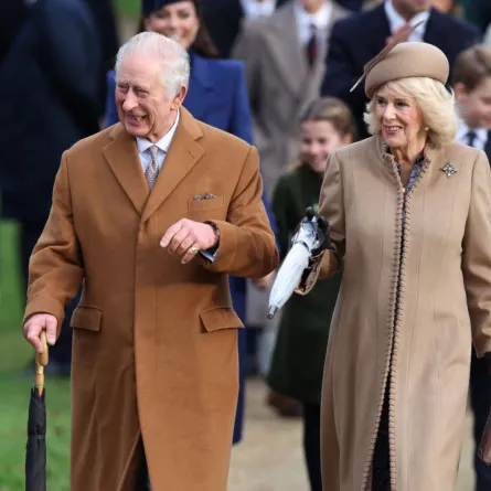 الملك تشارلز الثالث والملكة كاميلا في كنيسة القديسة مريم المجدلية في ساندرينجهام شرق إنجلترا (King Charles III and Queen Camilla at St Mary Magdalene Church in Sandringham in eastern England). مصدر الصورة: Adrian DENNIS / AFP