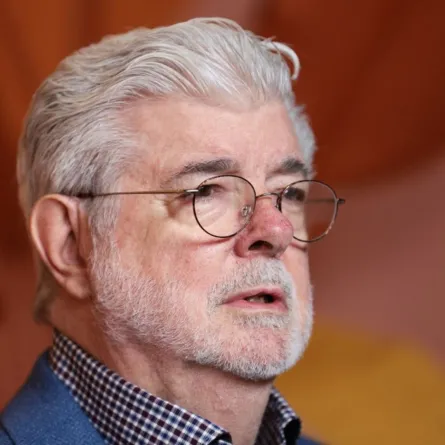 جورج لوكاس في متحف الفن الحديث في مدينة نيويورك (George Lucas at The Museum of Modern Art in New York City). مصدر الصورة: Dimitrios Kambouris/Getty Images for The Museum of Modern Art /AFP