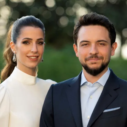 ولي العهد الأمير الحسين بن عبدالله ورجوة السيف (Crown Prince Hussein bin Abdullah and Rajwa al-Saif). مصدر الصورة: Jordanian Royal Palace / AFP