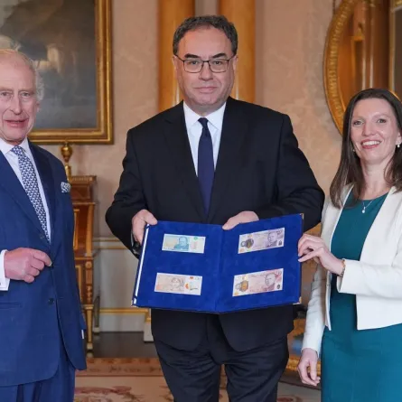 الملك تشارلز الثالث مع محافظ بنك إنجلترا أندرو بيلي ورئيسة الصندوق في بنك إنجلترا سارة جون في قصر باكنغهام في لندن (King Charles III with Bank of England Governor Andrew Bailey and Bank of England's Chief Cashier Sarah John at Buckingham Palace in London). مصدر الصورة: Yui Mok / POOL / AFP