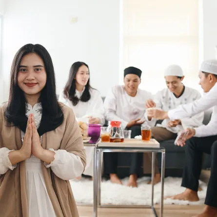 أسرة أندونيسية تحتفل بالعيد مع الجد