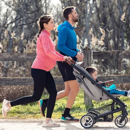 صورة لحامل تركض مع أسرتها