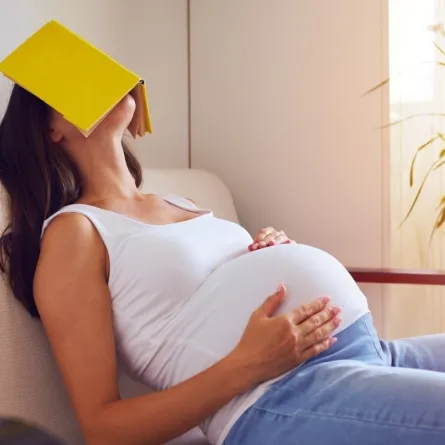صورة لامرأة حامل نائمة