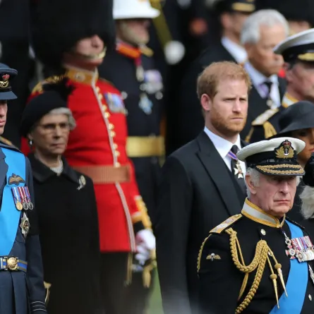 الملك تشارلز برفقة الأمير ويليام والأمير هاري King Charles III, Britain's Prince William, Prince of Wales  and Britain's Prince Harry في جنازة الملكة إليزابيث (مصدر الصورة: ISABEL INFANTES / POOL / AFP)