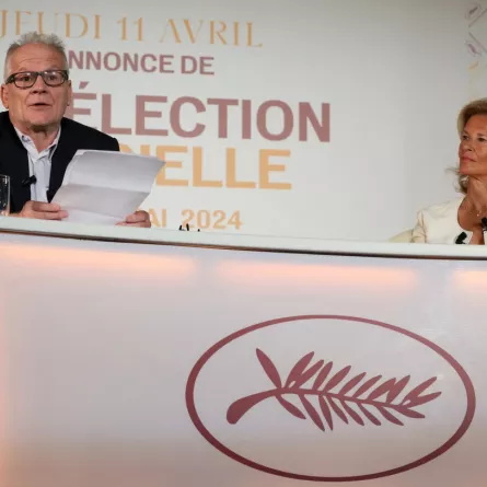  المندوب العام للمهرجان تييري فريمو ورئيسة المهرجان إيريس نوبلوش Festival General Delegate Thierry Fremaux (L) and festival President Iris Knobloch لحظة الإعلان عن الأفلام المشاركة (مصدر الصورة: ALAIN JOCARD / AFP)