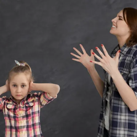 صورة لأم حائرة أمام تمرد طفلتها