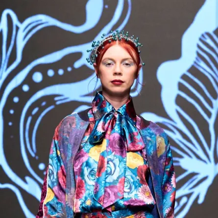 بلوزة بطبعات الورد الملونة من مايوكو Mayuko - الصورة من Launchmetrics/Spotlight ©