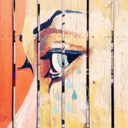 رسم بألوان دافئة من الأكريلك على خشب لعيني فتاة