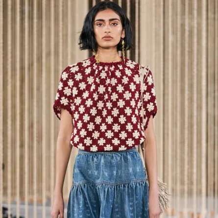 كنزة منقوشة وتنورة جينز من أولا جونسون Ulla Johnson - الصورة من Launchmetrics/Spotlight ©