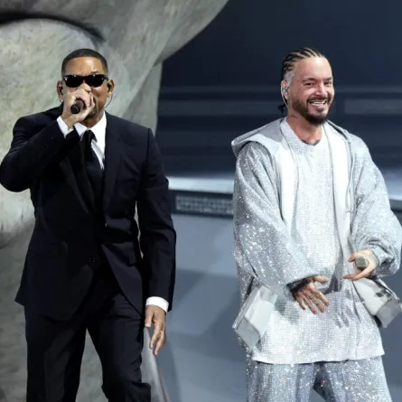 ويل سميث مع جي بالفين Will Smith and J Balvin في كوتشيلا (مصدر الصورة: Arturo Holmes / GETTY IMAGES NORTH AMERICA / Getty Images via AFP)