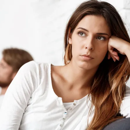 ثنائي حزين وغير سعيد