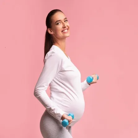 صورة لامرأة حامل تمارس التمارين الرياضية