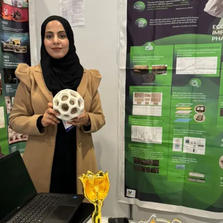 المبتكرة العمانية سمية بنت سعيد السيابية. الصورة من وكالة الأنباء العمانية