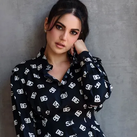 درة زروق بالقميص الأسود المزين بطبعات - الصورة من حسابها على إنستغرام