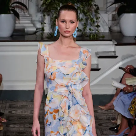 فستان من Dennis Basso - الصورة من Launchmetrics/Spotlight ©