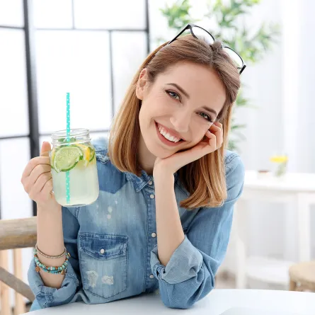 يدفعكِ شرب الماء والليمون في الصباح إلى تسريع عملية الأيض والتخلص من سموم الجسم