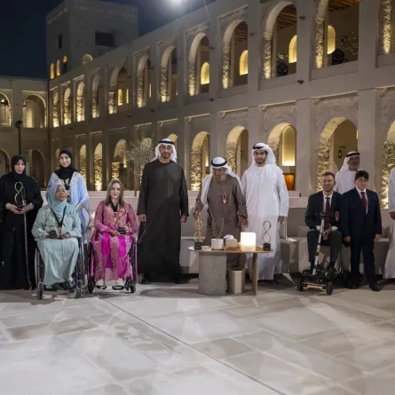 الشيخ محمد بن زايد آل نهيان مع المكرمين. الصورة من الحساب الرسمي للشيخ محمد على منصة x 